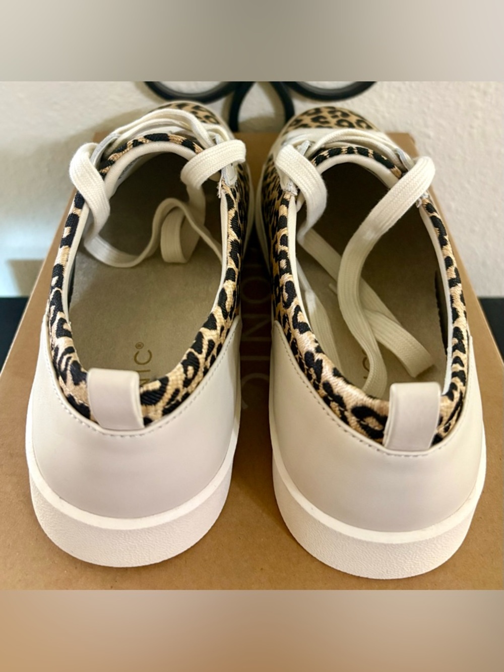 Vionic Winny Size 9 Wide Raffia Natural Canvas Sneakers, New w/ Box - Picture 3 of 7